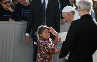 El Papa bendice a una niña en la audiencia. Foto: Lucía Ballester / ACI Prensa 