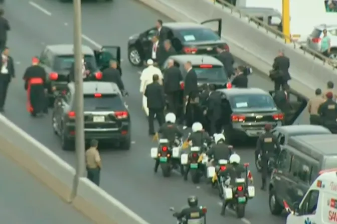 Falla mecánica obliga al Papa Francisco a cambiar de auto en Perú [VIDEO]