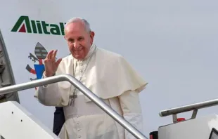 Imagen referencial. Papa Francisco al comenzar un viaje. Foto: Vatican Media 