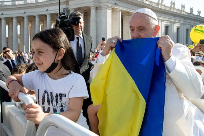 El Papa Francisco envía alimentos a los afectados por inundación en Ucrania