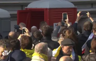 El Papa hace uso de un baño portátil al inicio de su visita a Milán. Foto: Captura Youtube 