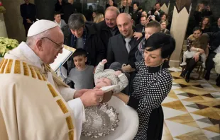 El Papa en el Bautizo. Foto: L'Osservatore Romano 