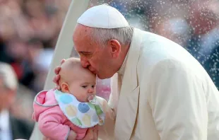 Imagen referencial. Papa Francisco con un bebé en el Vaticano. Foto: Vatican Media 