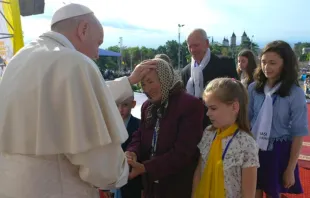 Imagen referencial. Papa Francisco bendice a anciana. Foto: Vatican Media 