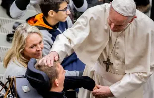 Imagen referencial. Papa Francisco bendice enfermo. Foto: Daniel Ibáñez / ACI Prensa 