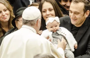 El Papa bendice a una niña en la audiencia. Foto. Lucía Ballester / ACI Prensa 