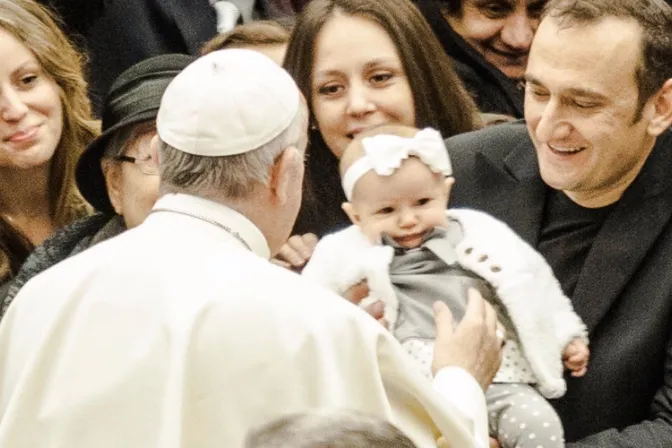 Papa Francisco: Navidad es acoger a un Dios que se hace niño y nos dona esperanza