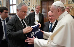 Dirigentes del Lazio regalan al Papa una camiseta con su nombre. Foto: L'Osservatore Romano 