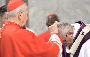 El Cardenal Jozef Tomko imparte la ceniza al Papa Francisco. Foto: L'Osservatore Romano 