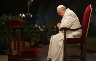 El Papa medita durante el Via Crucis de 2015. Foto: L'Osservatore Romano 