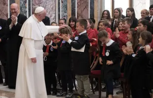 El Papa Francisco recibe a los hermanos de La Salle. Foto: Vatican Media 