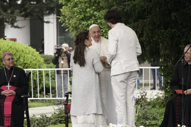 El Papa pide a jóvenes imitar a la Madre Teresa para ser artesanos de sueños y esperanza