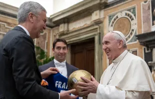 El Papa Francisco saluda al presidente de la Liga Nacional Italiana de Diletantes. Foto: Vatican Media 