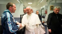 El Papa Francisco visita el nuevo dormitorio Don de Misericordia para personas sin techo cerca de San Pedro. Foto L'Osservatore Romano 