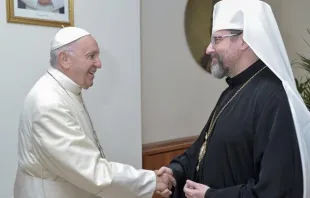 El Papa Francisco con el Arzobispo mayor Sviatoslav Shevchuk en el Vaticano. Foto: Vatican Media  