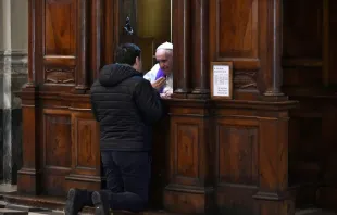 El Papa confesando en el Vaticano. Foto: Flickr Hernan Piñera (CC-BY-SA-2.0) 