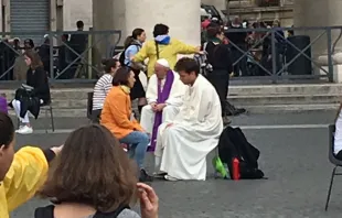El Papa confiesa a adolescentes en la Plaza de San Pedro. Foto: www.iubilaeummisericordiae.va 