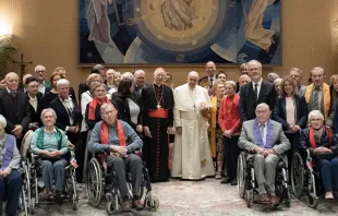 El Papa Francisco con ancianos enfermos de Alzheimer. Foto: Vatican Media 