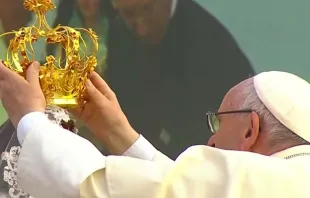 El Papa Francisco corona a la Virgen de la Puerta / Foto: Captura YouTube 