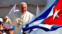Papa Francisco. Foto: Daniel Ibáñez - ACI Prensa / Bandera de Cuba. Foto: stuart Burns (CC BY 2.0)