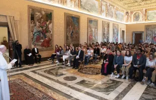 El Papa Francisco con los jóvenes de la Diócesis de Aire et Dax. Foto: Vatican Media 