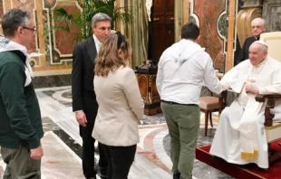 Papa Francisco saluda a los miembros de la Fundación Madre Esperanza de Talavera de la Reina. Crédito: Vatican Media   