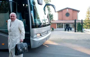 El Papa llega a la casa donde se celebrarán los ejercicios, en 2015. Foto: L'Osservatore Romano 