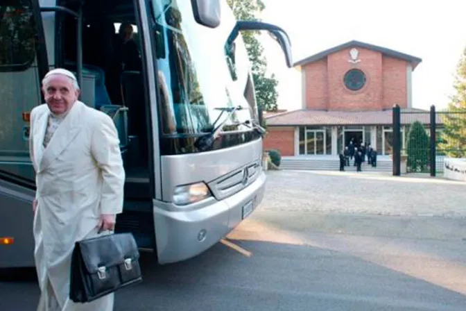 El Papa Francisco se fue de ejercicios espirituales con la Curia y pidió oraciones