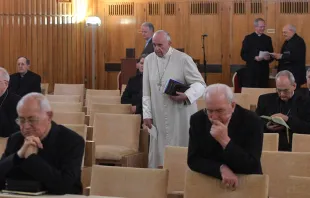 El Papa a su llegada a los ejercicios espirituales. Foto: L'Osservatore Romano 