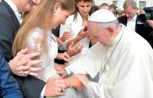 El Papa bendice a una mujer embarazada. Foto: L'Osservatore Romano 