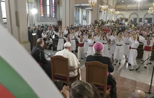 El Papa Francisco con la comunidad católica en Bulgaria. Foto: Vatican Media 
