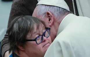 Papa Francisco y un joven con síndrome de Down / Crédito: Lucía Ballester - ACI Prensa 