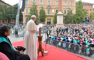 El Papa con los estudiantes. Foto: L'Osservatore Romano 