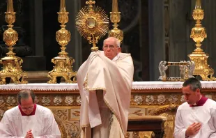 Papa Francisco sostiene la Eucaristía para Adoración, en junio de 2013. Foto: Alan Holdren / ACI Prensa. 