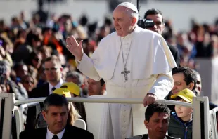 El Papa saluda a los fieles durante la Audiencia. Foto: Lucía Ballester / ACI Prensa 