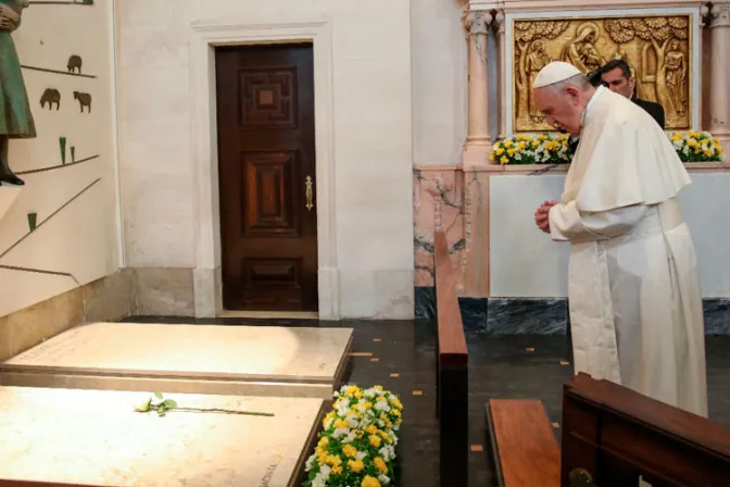 VIDEO y FOTO: Papa Francisco reza ante las tumbas de los pastorcitos de Fátima