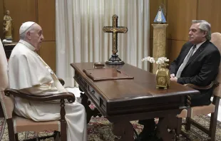 Papa Francisco con Alberto Fernández en el Vaticano. Foto: Vatican Media 