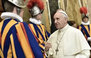 Papa Francisco con la Guardia Suiza en 2015. Foto: Vatican Media 