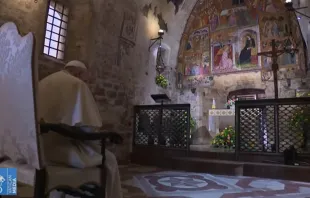 Papa Francisco reza en la Porciúncula. Foto: Captura video 