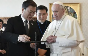 Papa Francisco con presidente coreano Moon Jae-in. Foto: Vatican Media 