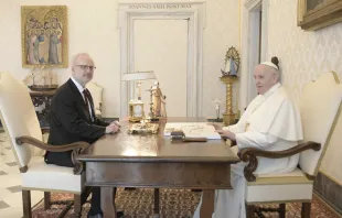 El Papa Francisco con el Presidente de Letonia. Foto: Vatican Media 