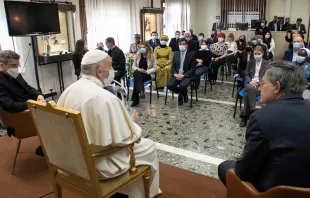 Papa Francisco en la Sala Marconi de Radio Vaticano. Foto: Vatican Media 