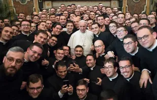 Imagen referencial. Papa Francisco con seminaristas en 2017. Foto: Vatican Media 