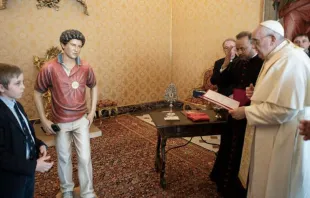 Papa Francisco bendice la estatua del Beato Carlo Acutis. Foto: Vatican Media 