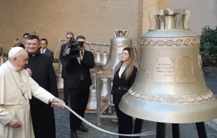 Papa Francisco bendice campanas. Foto: Fundación "Sí a la vida" 