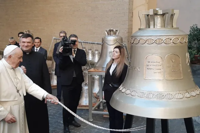El Papa bendice estas campanas para anunciar al mundo el Evangelio de la vida