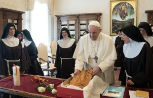 Papa Francisco con religiosas de clausura. Foto: Vatican Media 