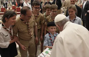 Papa Francisco con una familia de scouts. Foto: Vatican Media 