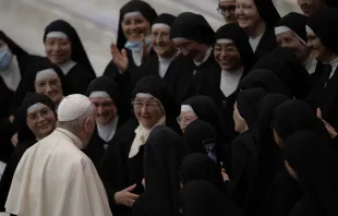 Papa Francisco con las hijas de la Madre Torres Acosta. Foto: Daniel Ibáñez / ACI Prensa 