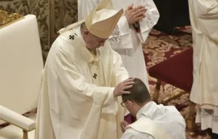 Imagen referencial. Papa Francisco en ordenación sacerdotal de 2019. Foto: Vatican Media 
